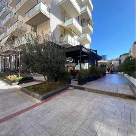 アパート Syncron In The Center Of ティラナ