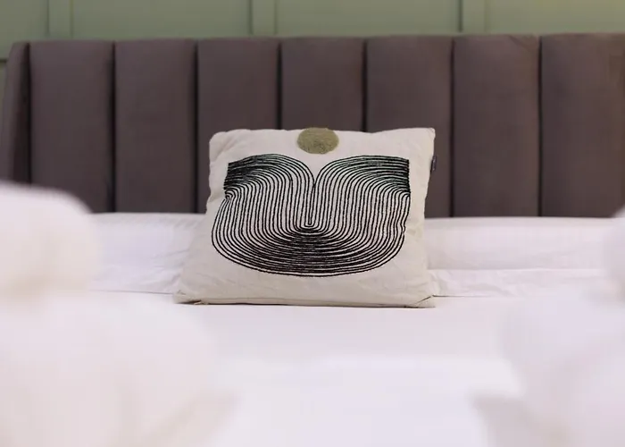 Syncron In The Center Of Τίρανα